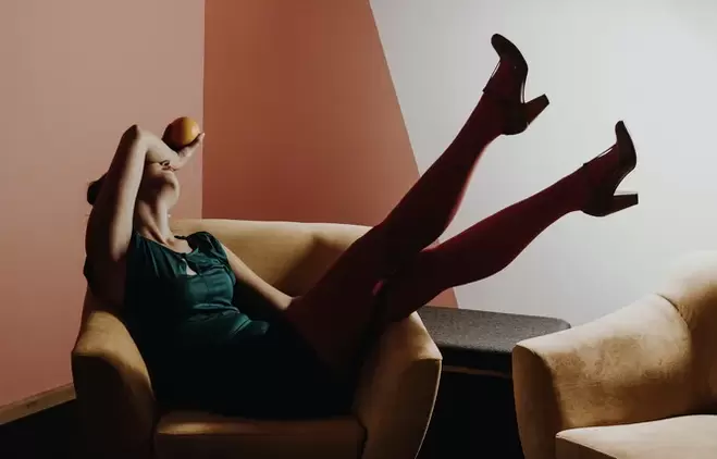 Jonk Fra mat Krampfadern vun de Been